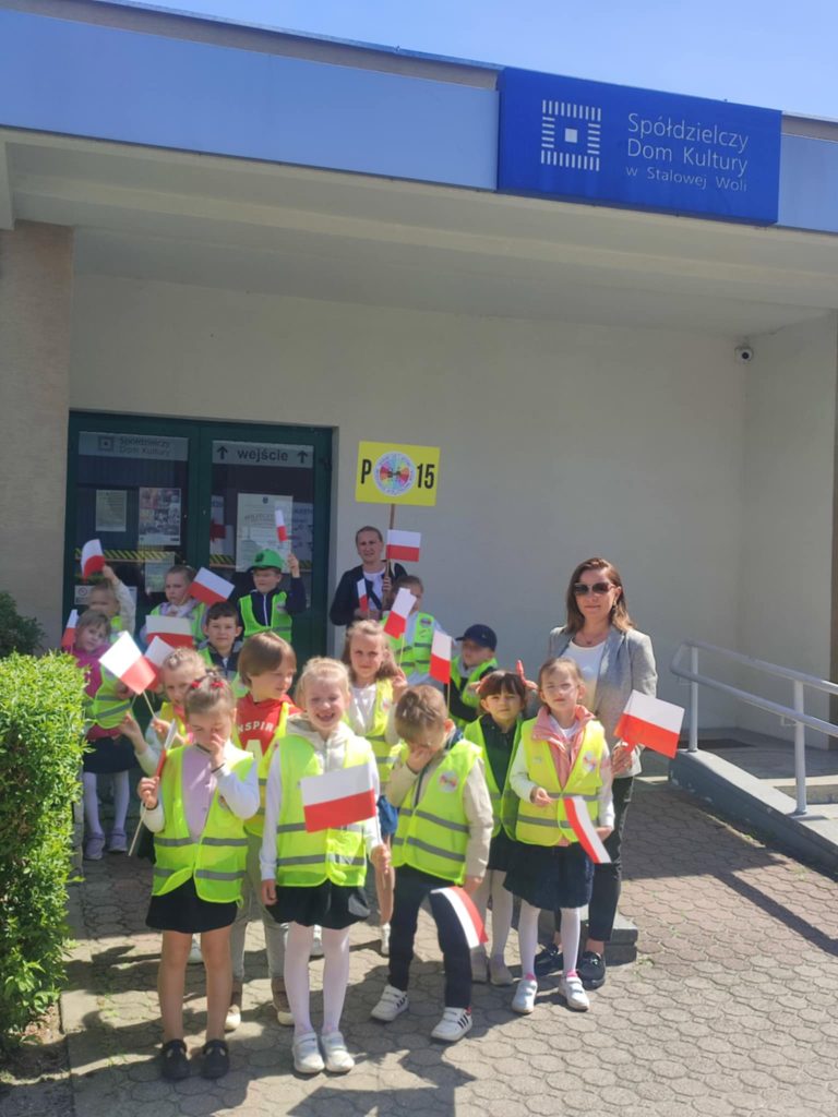 Obchody ,,Święta Flagi” w SDK w Stalowej Woli grupy ,,Zajączki”