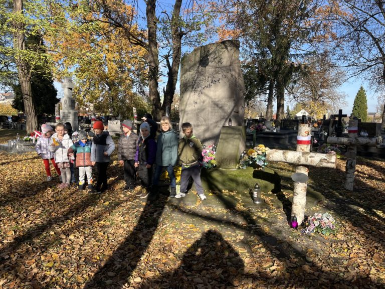 Pamiętamy… – „motylki” z wizytą na cmentarzu