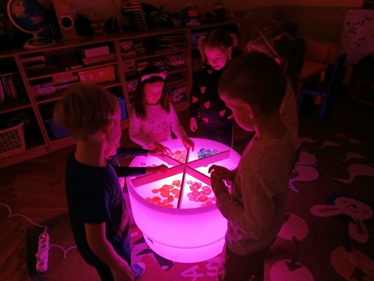 Zabawy z wykorzystaniem stolika sensorycznego w grupie „Biedronki”