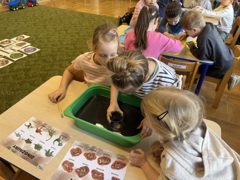 DZIEŃ DINOZAURA w grupie „Zajączki”