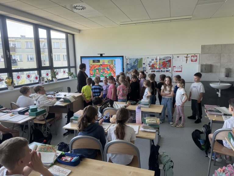 Wycieczka grupy „Zajączki” i „Motylki” do szkoły podstawowej nr 11 w stalowej woli