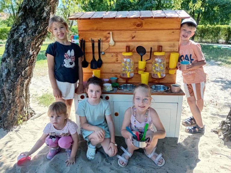 Zabawa w kuchni błotnej – radość, kreatywność i nauka na świeżym powietrzu