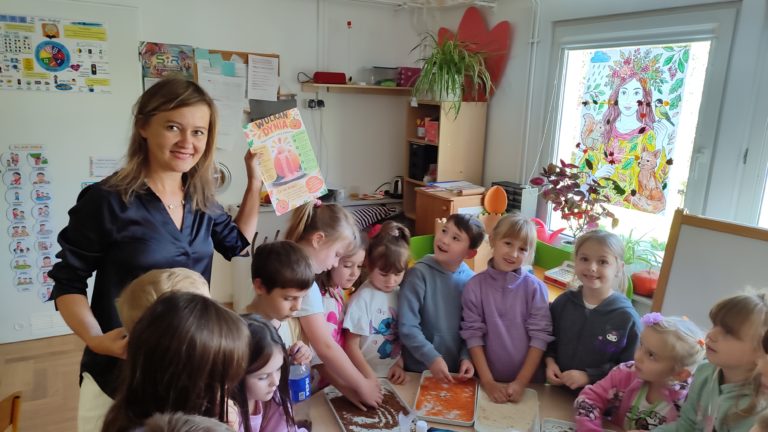Zajęcia sensoryczne  i eksperymenty w grupie ,,Zajączki” 