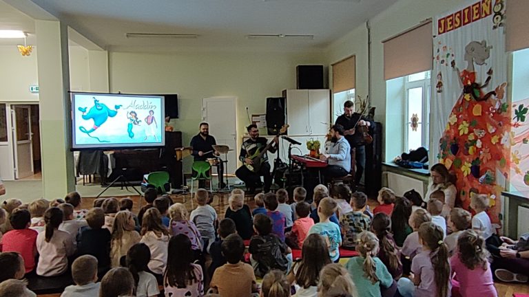 audycja muzyczna w wykonaniu pracowni ,,jaszczur i przyjaciele”